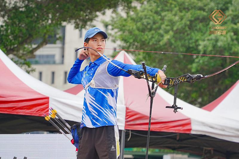 文藻外大西文科二年級王韋權榮獲一般男生組個人射箭反曲弓金牌。