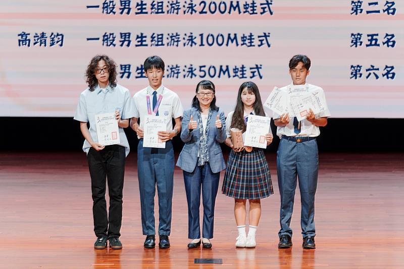 文藻外語大學於開學典禮中表揚參加「115年全國大專校院運動會」獲獎學生。圖左至右：鄭騌愷、王韋權、莊慧玲校長、程湘鈺及高靖鈞。
