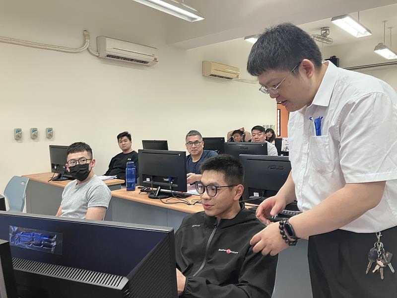 楊明軒老師指導學生註冊系統。