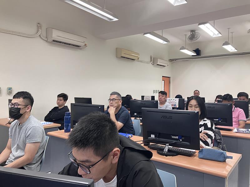 工管系進修部學生參與生成式AI專修訓練課程。