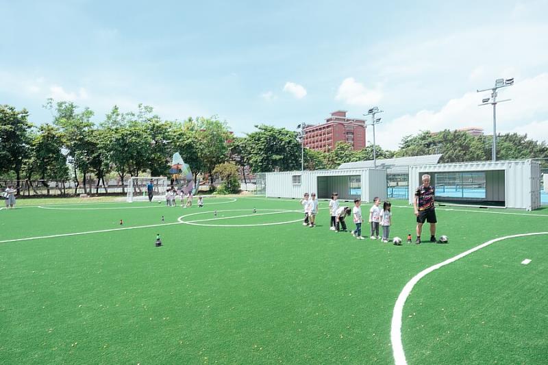 中信國際學校協助學生探索興趣與熱情,鼓勵學生多元發展運動、音樂與藝文能力,學生可依興趣參與樂團、運動社團與競賽代表隊。(圖/中信國際學校提供)