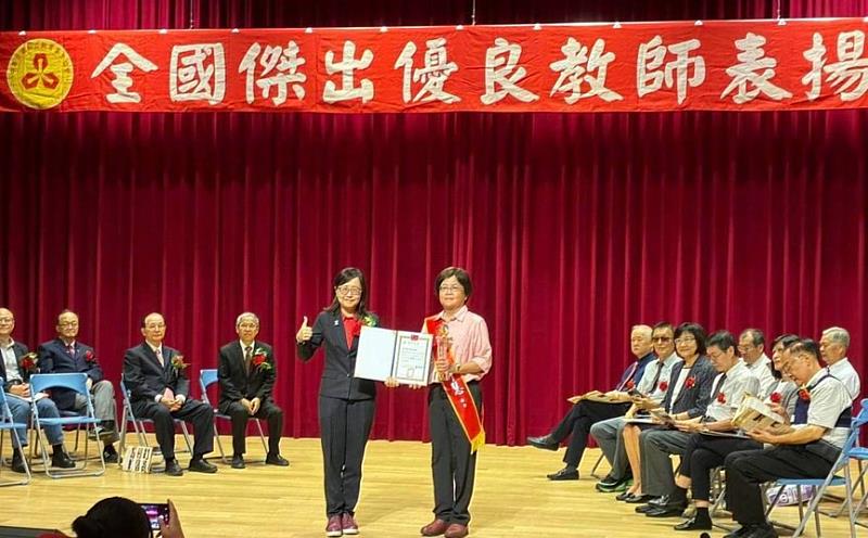文藻張守慧教授(右)榮獲115年全國傑出優良教師弘道獎,接受台北市林奕華副市長(左)頒贈獎狀及獎座。