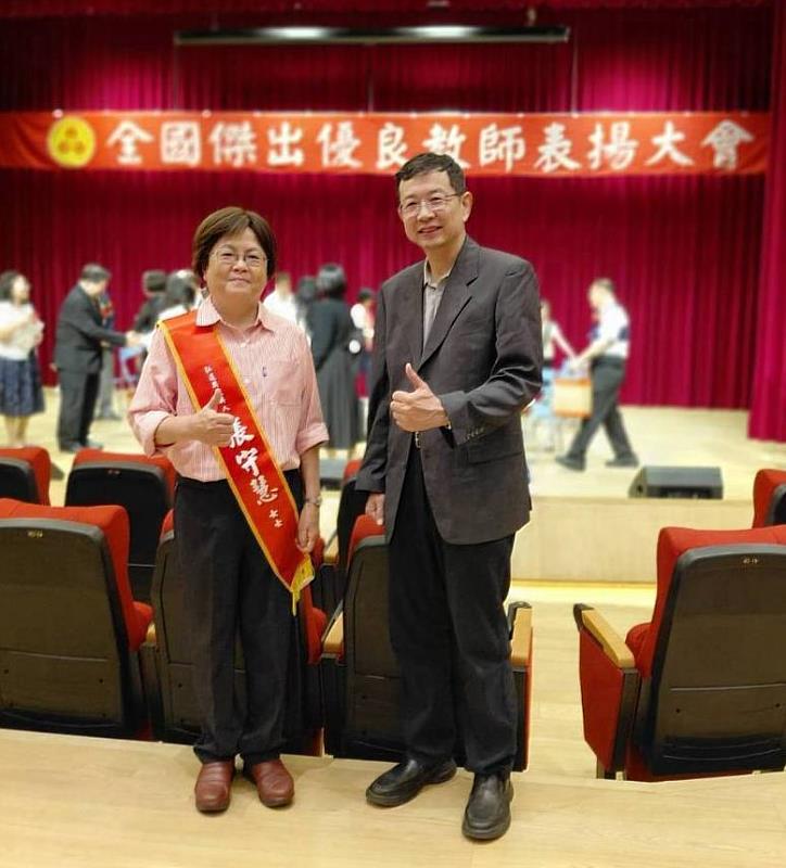 文藻德文系張守慧教授(左)獲頒「弘道獎」、通識教育中心郭慧根副教授(右)獲頒「大仁獎」
