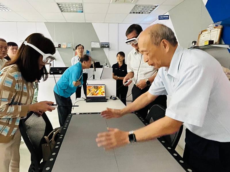 蘇慧貞董事長(左1)親自體驗奇景光電的AR智慧眼鏡與AI前瞻技術實務應用。