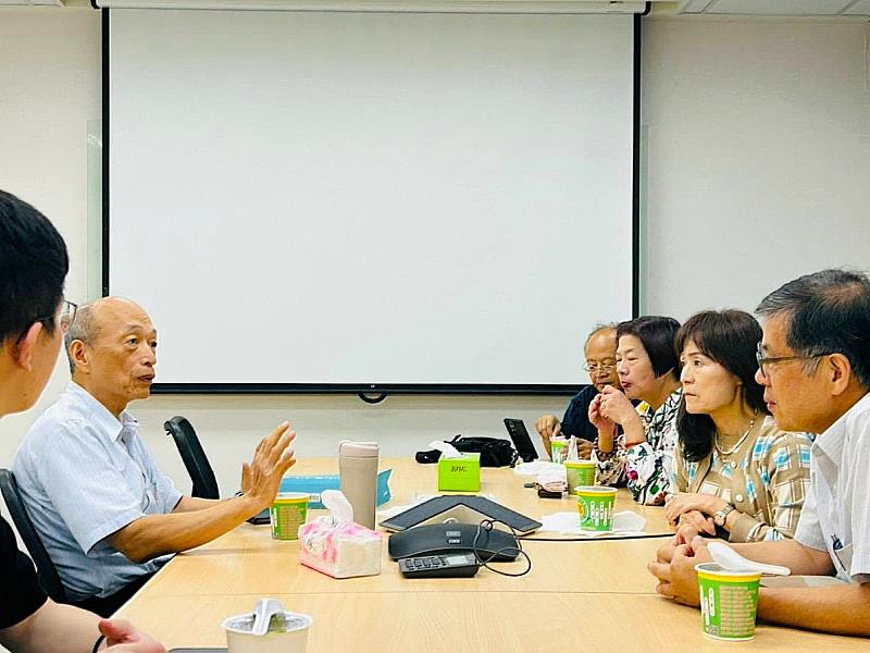 南臺科大董事長蘇慧貞(右2)、樹谷園區產業協進會理事長暨直得科技董事長陳麗芬(右3)、奇景光電董事長吳炳昇(左2)與園區企業就 AI 產業需求與產學人才培育方向交換意見。