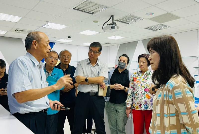 奇景光電董事長吳炳昇(左1)向南臺科大董事長蘇慧貞(右1)及校內主管介紹AI導入IC設計與產品開發之實務成果。