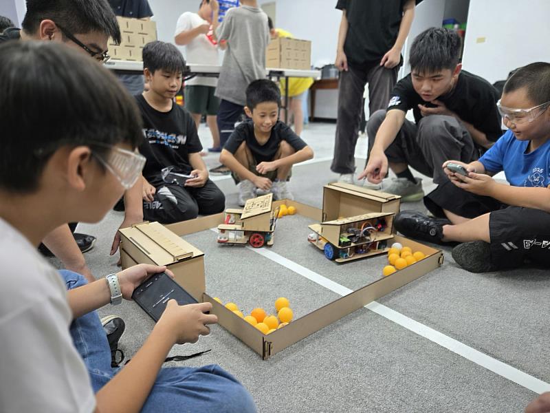 手作結合科技，小朋友充份體驗到創客魅力。