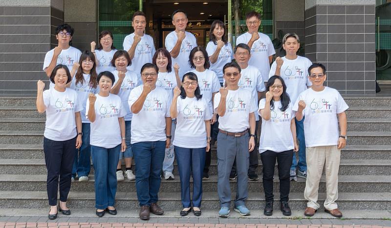 文藻外語大學60周年校慶系列活動將於10月陸續登場，籌備委員會委員穿上60周年校慶紀念短T，宣告校慶活動正式啟動，共同迎接創校60周年重要時刻。