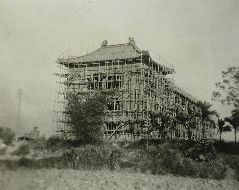 1965年興建文藻第一棟教學大樓正氣樓。
