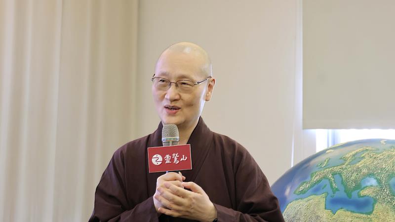 世界宗教博物館發展基金會執行長、生命和平大學督導顯月法師說明10月、11月的國際交流活動。(圖由世界宗教博物館提供)