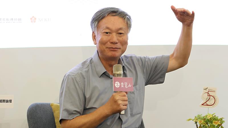 中央氣象局前局長鄭明典從氣候科學解析極端高溫、強降雨與異常天氣背後的長期趨勢。(圖由世界宗教博物館提供)