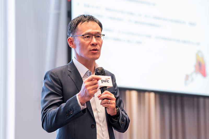 資誠聯合會計師事務所所長暨策略合作事業執行長徐聖忠勉勵新任主管，將喜愛的興趣融入日常生活，主動安排時間並邀請親朋好友一同參與，在工作與生活之間取得平衡，享受充實而有意義的人生。