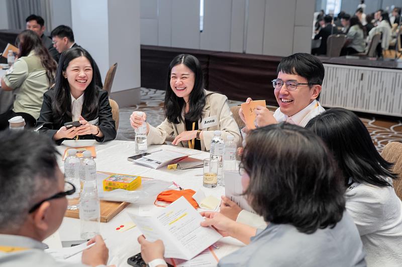 PwC Taiwan新任主管透過與合夥人及專屬Facilitator進行經驗交流，並結合AI領導教練，引導新任主管從學習走向思考、對話與共創。