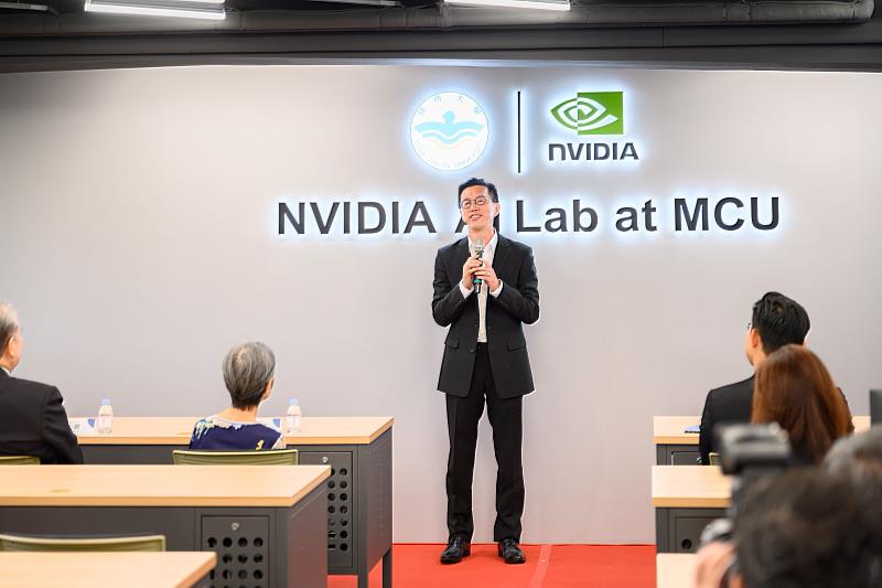 DELL資深業務副總經理Benny分享,DELL持續與NVIDIA合作投入硬體開發、算力應用及省電節能。