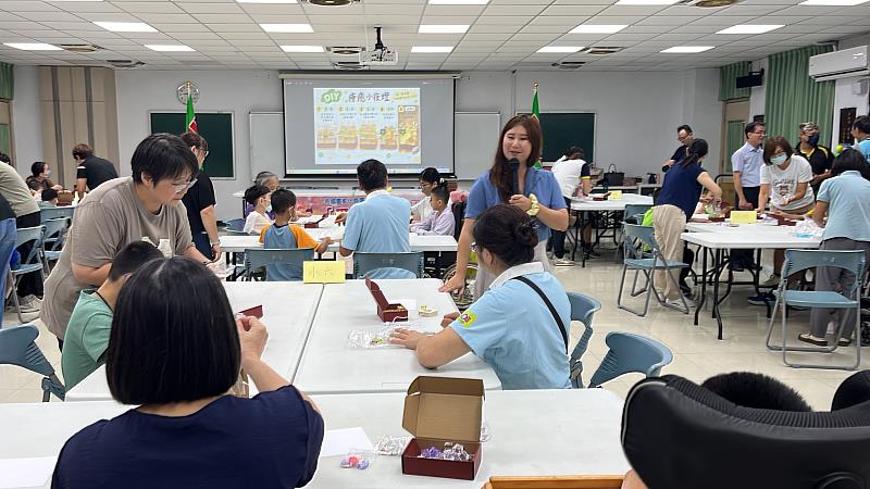 老師帶領學生手做。