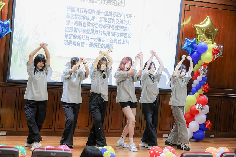 文藻外大學生社團韓國流行舞蹈社活力四射表演,為教師節表揚大會熱情開場。