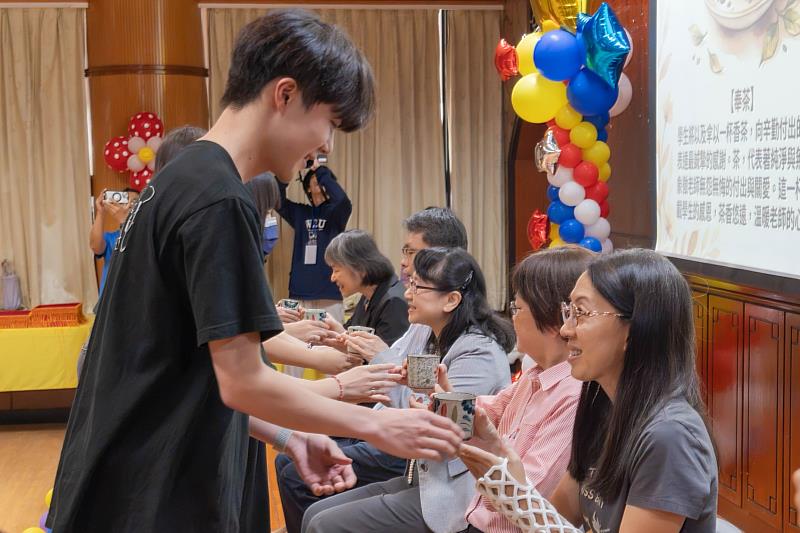 文藻外大學生代表以「敬茶」的方式,將古禮尊師重道的精神,轉化為一杯清茶,象徵學生真誠的敬意與感恩,茶香清遠,如同師恩長流。
