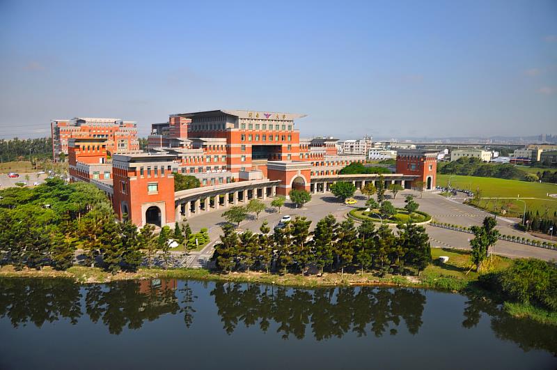 開南大學校園全景,承接百年開南教育精神,持續推動國際化人才培育,與開南高中共築「開南學園」新願景。