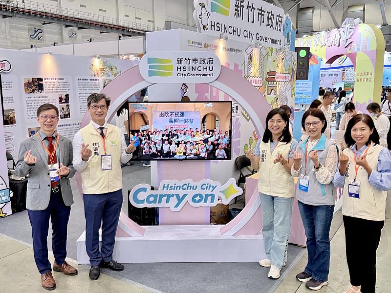 林副市長與長照中心工作人員及新竹市診所協會理事長林家億大合照。