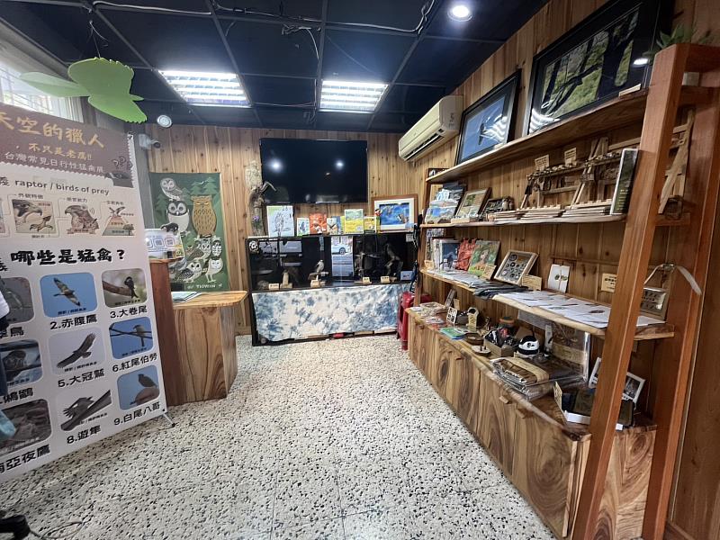 小棧內展示由臺灣杉、福杉及大葉桃花心木等國產材打造的牆面背板與家具,一走進小棧就能感受木材自然香氣。