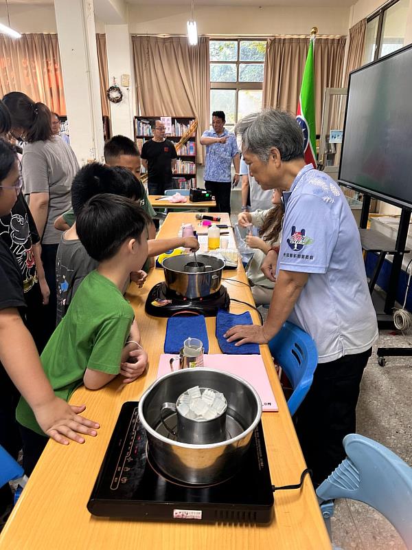 煮皂塊,要顧好火侯、攪拌均勻。