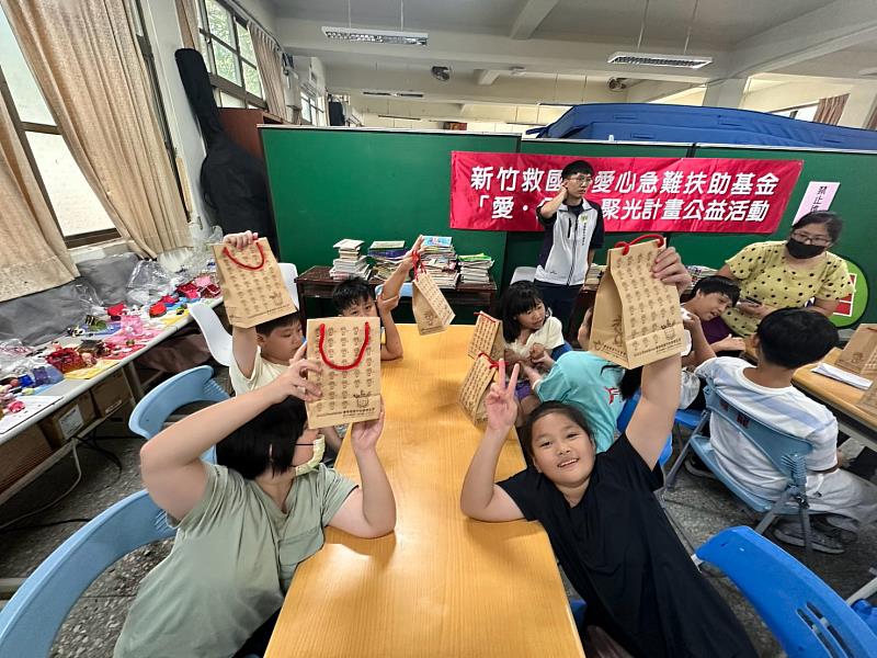 拿著自己的作品,好有成就感。