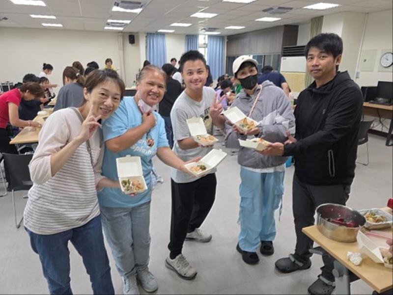 元培健管系師生展示日式手作飯糰成果,體驗以低鈉健康烹調取代高鹽外食。