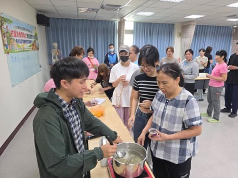 元培健管系學生在手作環節中體驗水果冰粽裝填與製作,實踐以天然水果甜味取代精緻糖的健康理念。