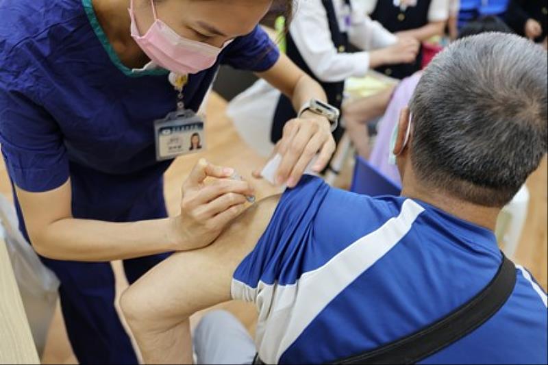 首日上午為65歲以上長者集中施打,達到250人次,多位民眾表示流程動線快速有效率。