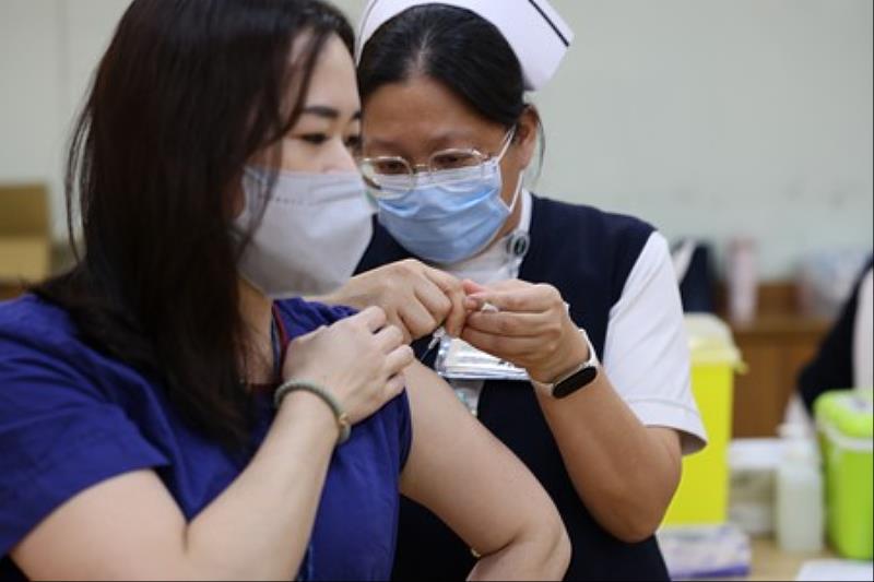 下午開放醫療暨院內同仁,開放短短1小時就完成800人次接種流感疫苗。