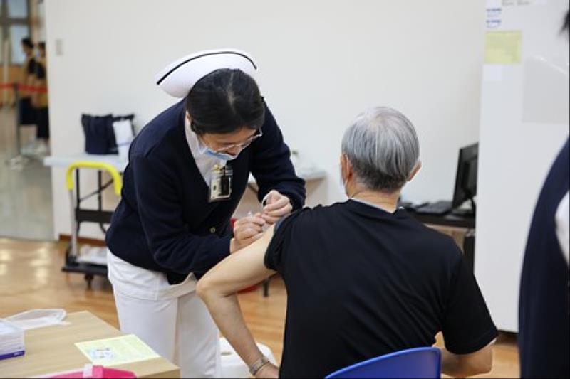 首日上午為65歲以上長者集中施打,達到250人次,多位民眾表示流程動線快速有效率。