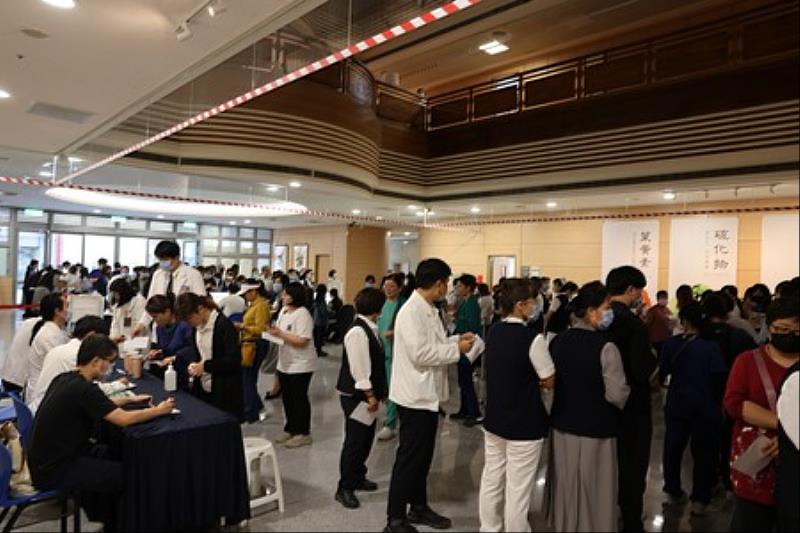 下午開放醫療暨院內同仁,開放短短1小時就完成800人次接種流感疫苗。