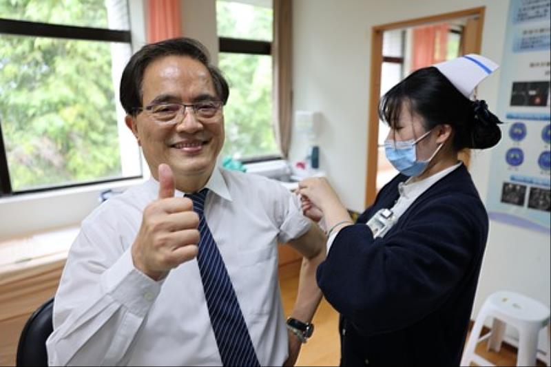 林欣榮院長身為第一線同仁,身體力行率先接種流感疫苗,施打疫苗增強自體免疫力,也守護所有人的健康。