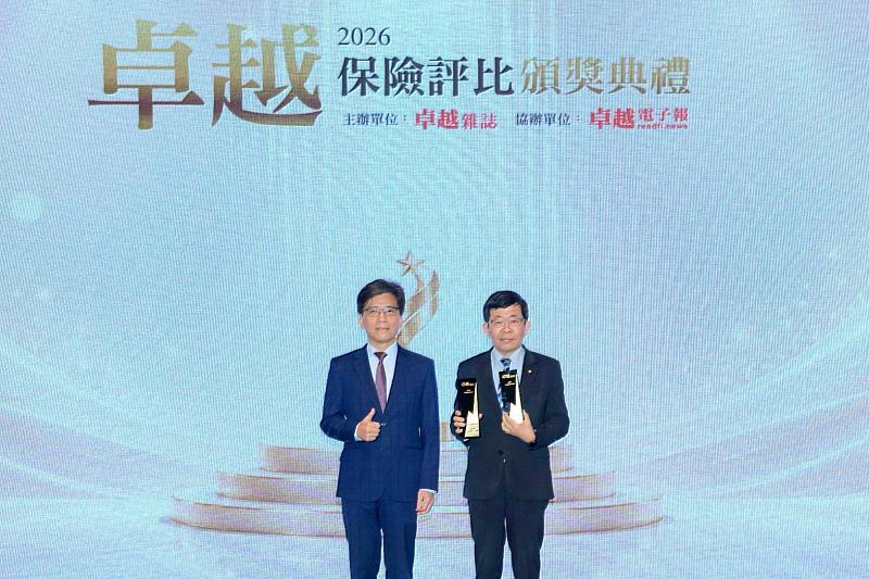 富邦產險獲頒「卓越ESG永續金融獎」及「卓越品牌形象獎」雙項殊榮，由金管會主委彭金隆（左）頒獎，富邦產險執行副總經理曾義陽（右）代表領獎。