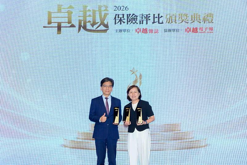 富邦人壽榮獲「卓越品牌形象獎」、「卓越科技創新獎」及「卓越財富管理獎」3項殊榮，由金管會主委彭金隆（左）頒獎，富邦人壽資深副總經理陳秀玲（右）代表領獎。