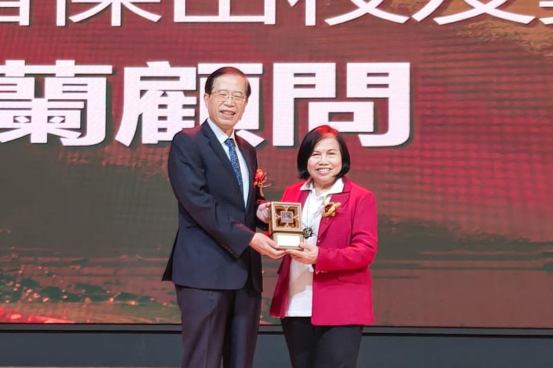 宋曜廷校長(左)頒發臺師大第26屆傑出校友獎予梁景蘭顧問(右)。
