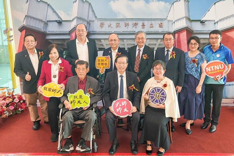 宋曜廷校長和校友會顧問、幹部合影。