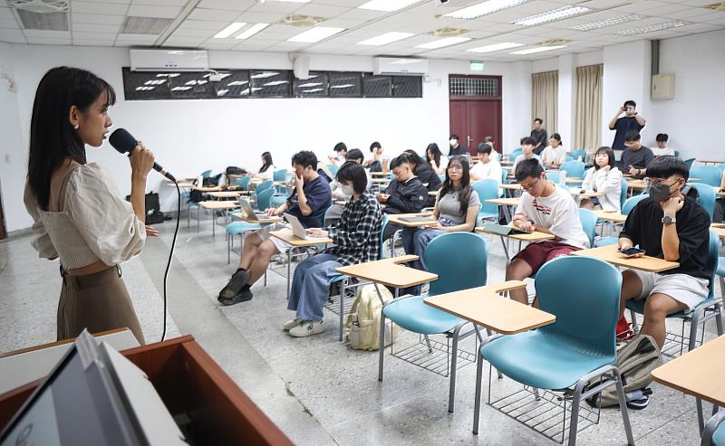 創業家貴貴於論壇現場與學生交流,分享人生經驗。