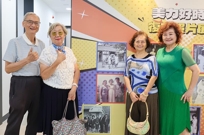 婦女發展基地入厝茶會特別安排「美力好時光」復古照片展,分享生命故事,映照不同世代女性的生活軌跡與時代變遷。