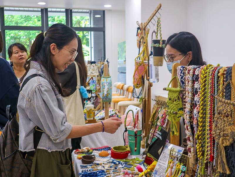 「臺中女子市集」邀請培力攤商展現品牌特色與學習成果,讓女性從能力培養進一步走向實際展售與經濟參與。