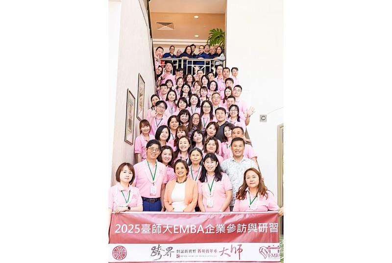 臺師大EMBA師生與關島總督Lou Leon Guerrero於「Guam–Taiwan Economic & Educational Exchange Forum」論壇合影。