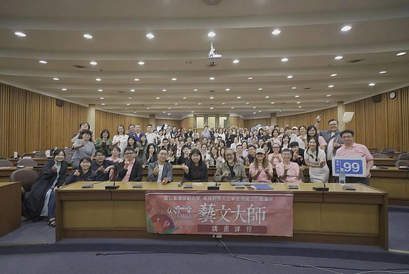 藝文大師講座邀請表演工作坊賴聲川藝術總監與學員分享交流。