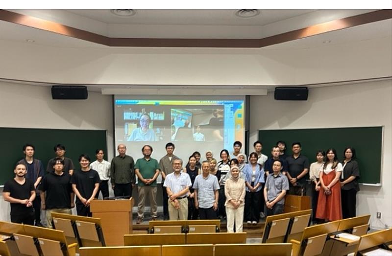 來自臺灣及不同國家的ISP學員與大阪大學師長、計畫工作人員於開幕式合影,展現計畫多元且國際化的學習環境。