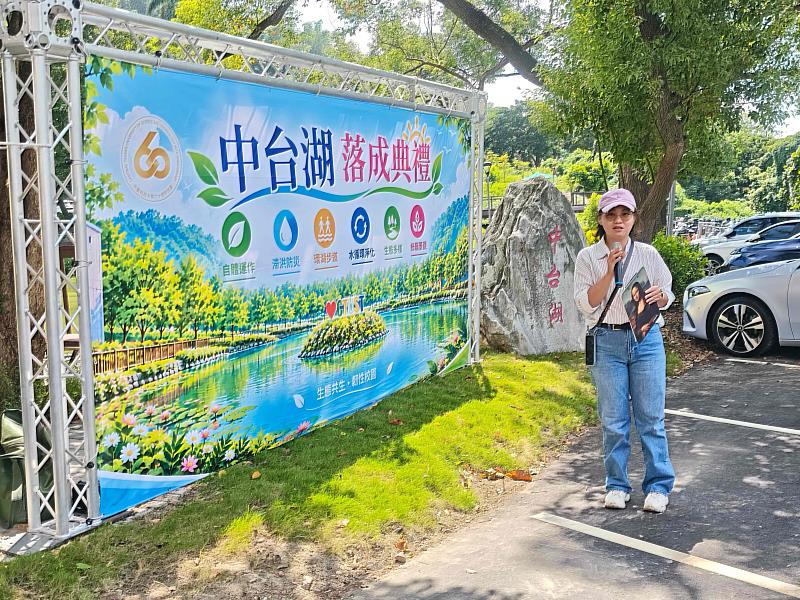 吳雅萍建築師介紹中台湖設計理念。