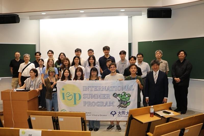 2026年大阪大學International Summer Program(ISP)開幕活動,參與學生、指導教師及計畫團隊於會場合影,為6週研究實習與國際交流揭開序幕。