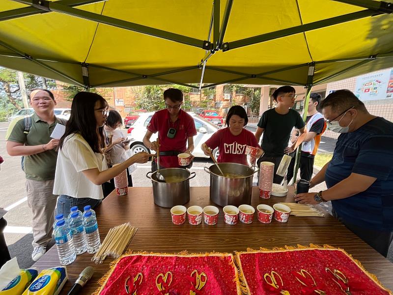 落成典禮現場分享生態農園食農成果。