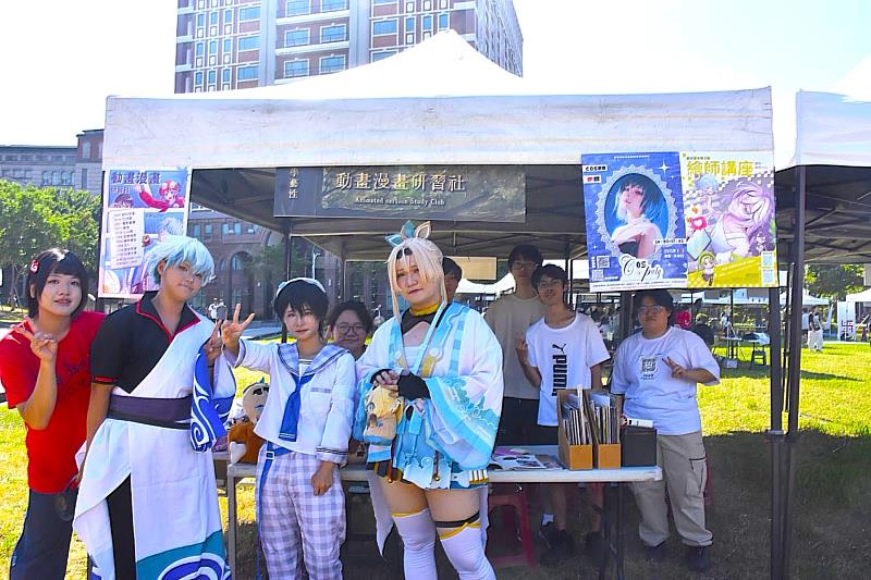 動畫漫畫研習社社員以角色扮演（Cosplay）造型熱情設攤。