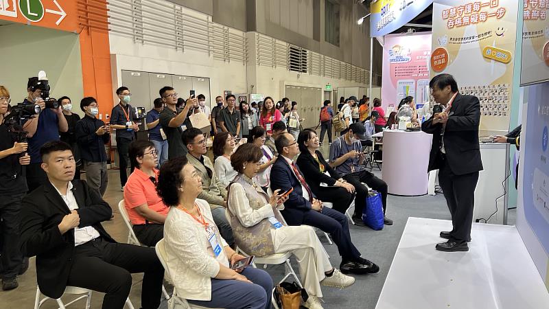 活動聚焦智慧口腔與吞嚥照護的場域實踐與推廣，台灣口腔照護協會理事長邱耀章分享智慧口腔照護的場域革新與永續推動。
