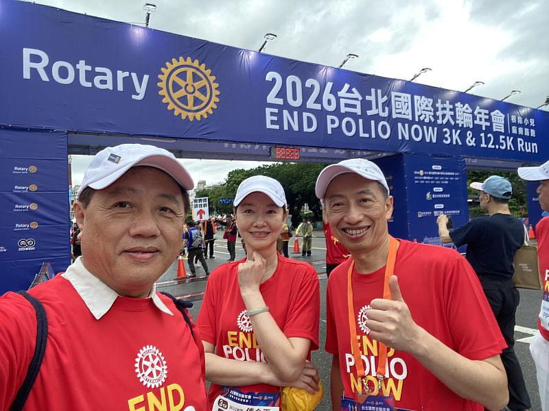 林政邦董事長(右)願意擔任母校與企業間的橋梁,協助引介扶輪社內建設、營造、電子、金融及服務業等企業負責人,讓合作從理念走向具體行動。