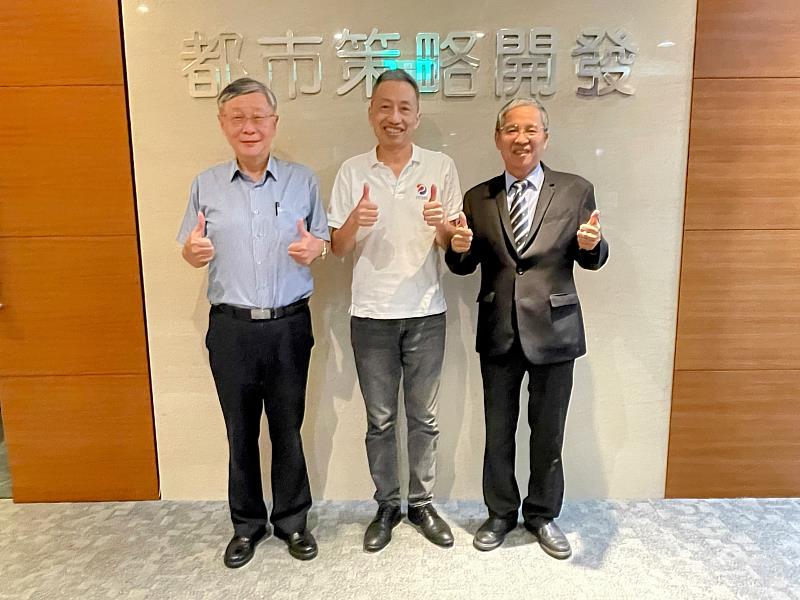 聖約翰科技大學曾鴻鍊執行董事(左)與唐彥博校長(右)前往都市策略開發公司拜會林政邦董事長(中)。